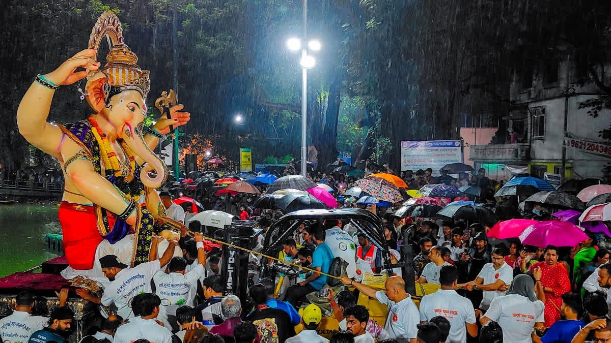 https://salarnews.in/public/uploads/images/newsimages/maannewsimage10092025_221249_Ganesha Procession Maddur.jpg